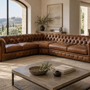 Divano Chesterfield angolare in pelle cognac in un soggiorno luminoso