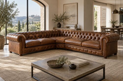 Divano Chesterfield angolare in pelle cognac in un soggiorno luminoso