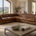 Divano Chesterfield angolare in pelle cognac in un soggiorno luminoso