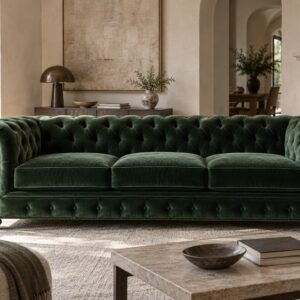 Divano Chesterfield in velluto verde in un soggiorno contemporaneo luminoso
