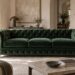 Divano Chesterfield in velluto verde in un soggiorno contemporaneo luminoso