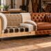 Struttura e imbottitura di un divano Chesterfield in lavorazione